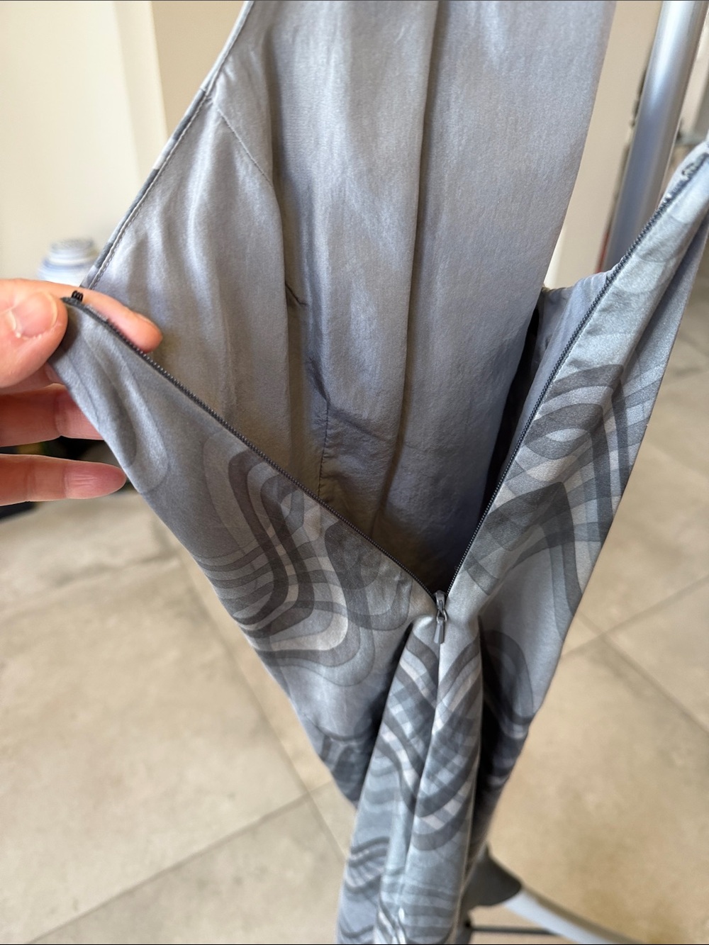 The Limited 100% silk Gray Wave-Print Silk Slip Dress neck halter size 8 - Picture 5 of 8
